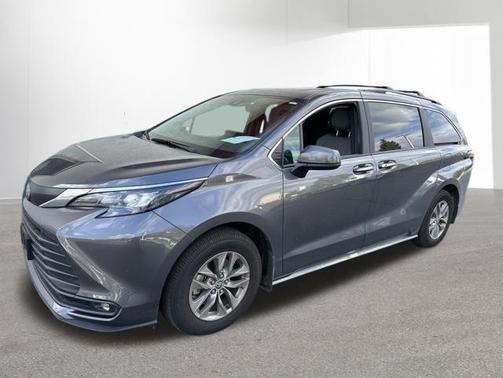 Magnetic Gray Metallic 2025 Toyota Sienna XLE