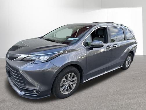 Magnetic Gray Metallic 2025 Toyota Sienna XLE
