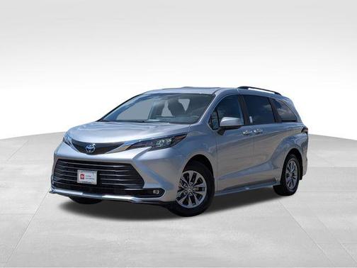 2025 Toyota Sienna XLE 8 Passenger
