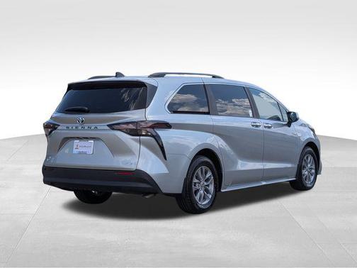 2025 Toyota Sienna XLE 8 Passenger