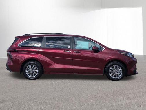 2025 Toyota Sienna XLE