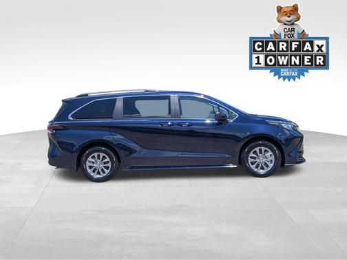 2025 Toyota Sienna LE
