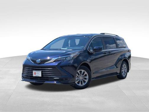 2025 Toyota Sienna LE
