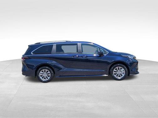 2025 Toyota Sienna LE