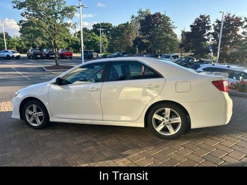 Super White 2014 Toyota Camry SE