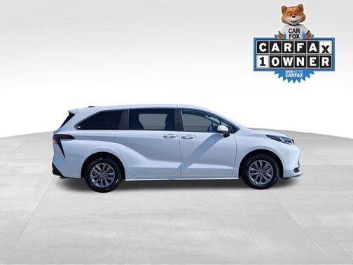 2025 Toyota Sienna LE