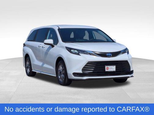 2025 Toyota Sienna LE