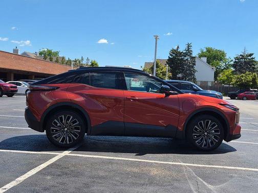 Tandoori w/Midnight Black Metallic Roof 2026 Toyota C-HR XSE