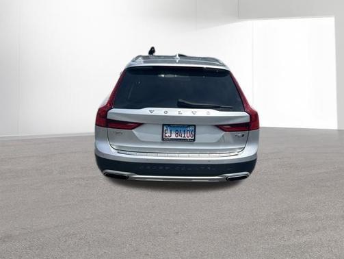 Bright Silver Metallic 2018 Volvo V90 Cross Country T6