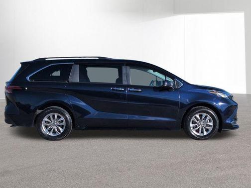 2022 Toyota Sienna XLE 7 Passenger