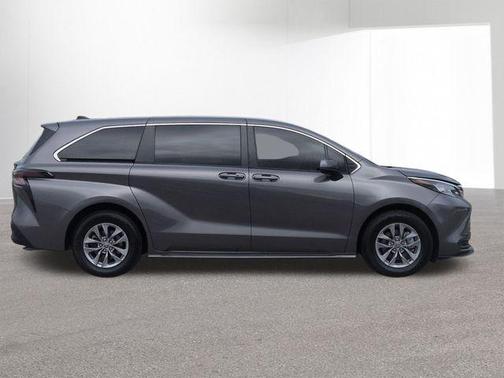 2023 Toyota Sienna LE