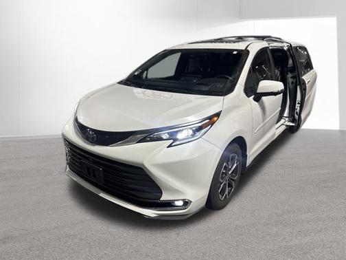 2025 Toyota Sienna Platinum