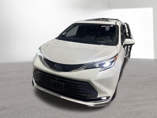 2025 Toyota Sienna Platinum