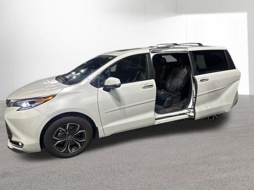 2025 Toyota Sienna Platinum