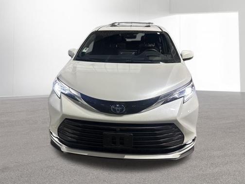 2025 Toyota Sienna Platinum