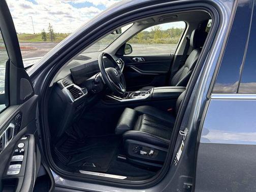 Skyscraper Grey Metallic 2025 BMW X7 xDrive40i