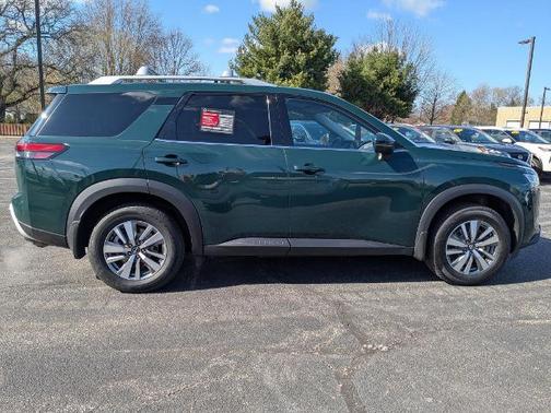 2022 Nissan Pathfinder SL