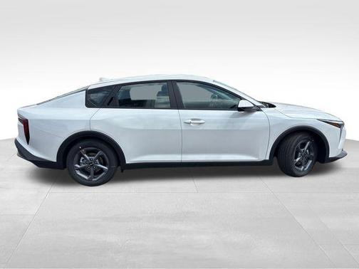 Snow White Pearl 2026 Kia K4 LXS
