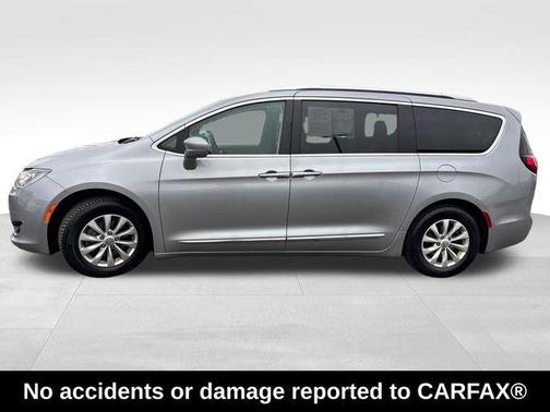 Billet Silver Metallic Clearcoat 2018 Chrysler Pacifica Touring-L Plus