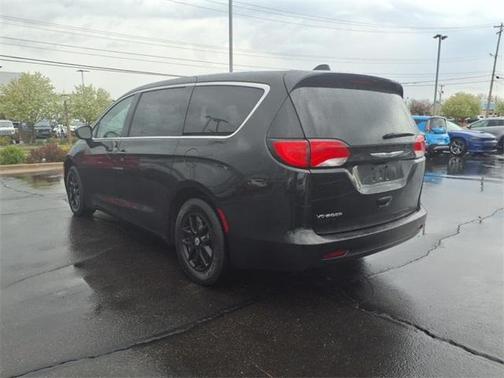 2023 Chrysler Voyager LX