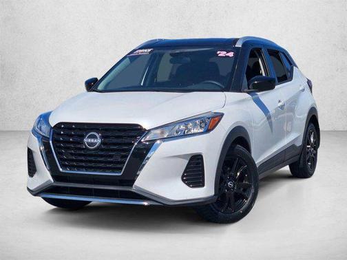 Aspen White Tricoat/Super Black 2024 Nissan Kicks SV