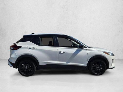 Aspen White Tricoat/Super Black 2024 Nissan Kicks SV
