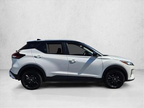 Aspen White Tricoat/Super Black 2024 Nissan Kicks SV