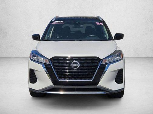 Aspen White Tricoat/Super Black 2024 Nissan Kicks SV