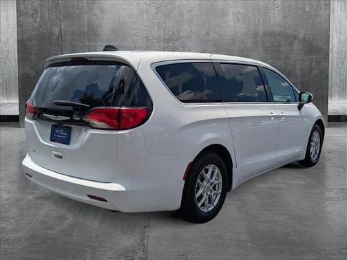 2022 Chrysler Voyager LX