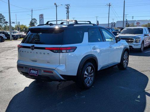 2022 Nissan Pathfinder SL 2WD