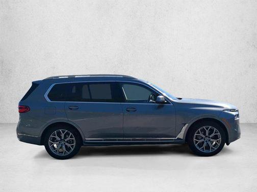 Gray 2024 BMW X7 xDrive40i