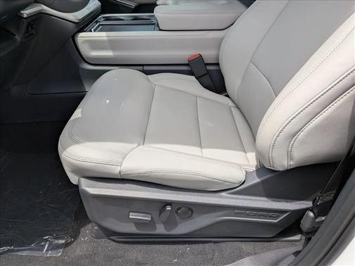 Star White Metallic Tri-Coat 2026 Ford Expedition Max Active 4x2