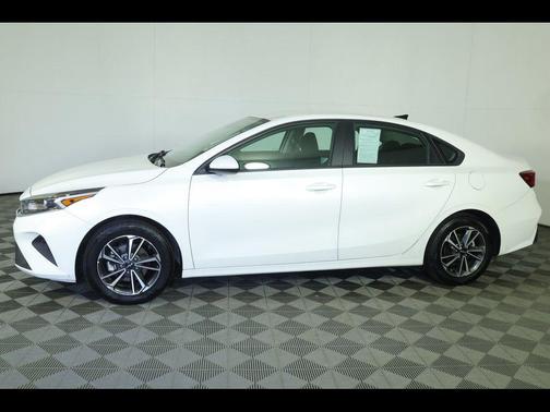 Snow White Pearl 2023 Kia Forte LXS