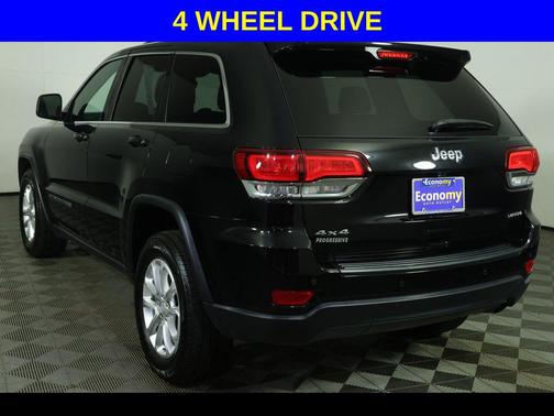 Diamond Black Crystal Pearlcoat 2022 Jeep Grand Cherokee Laredo