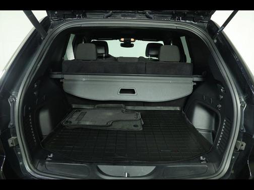 Diamond Black Crystal Pearlcoat 2022 Jeep Grand Cherokee Laredo