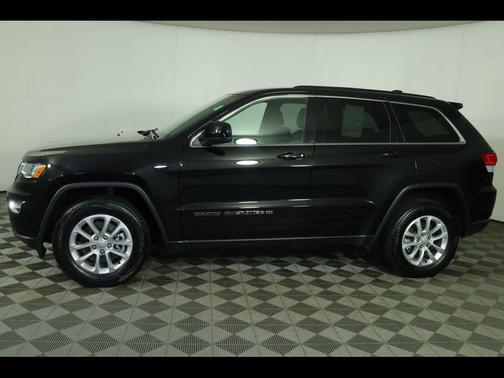 Diamond Black Crystal Pearlcoat 2022 Jeep Grand Cherokee Laredo