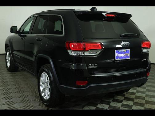 Diamond Black Crystal Pearlcoat 2022 Jeep Grand Cherokee Laredo