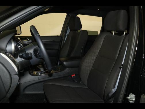 Diamond Black Crystal Pearlcoat 2022 Jeep Grand Cherokee Laredo