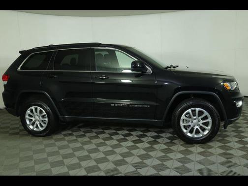 Diamond Black Crystal Pearlcoat 2022 Jeep Grand Cherokee Laredo