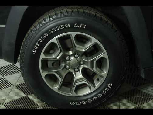 Diamond Black Crystal Pearlcoat 2020 Jeep Cherokee Trailhawk