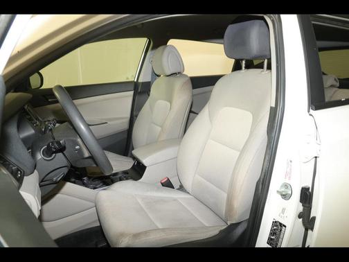 Dazzling White 2017 Hyundai TUCSON SE