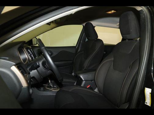 Brilliant Black Crystal Pearlcoat 2016 Jeep Cherokee Latitude