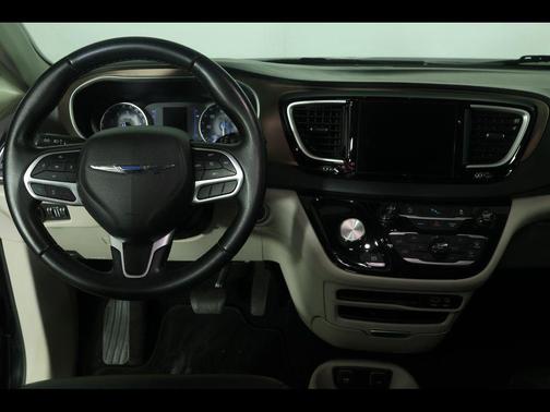 Brilliant Black Crystal Pearlcoat 2018 Chrysler Pacifica Touring-L
