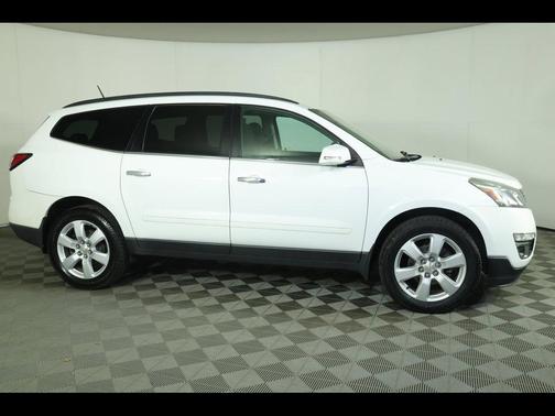 Summit White 2017 Chevrolet Traverse 1LT