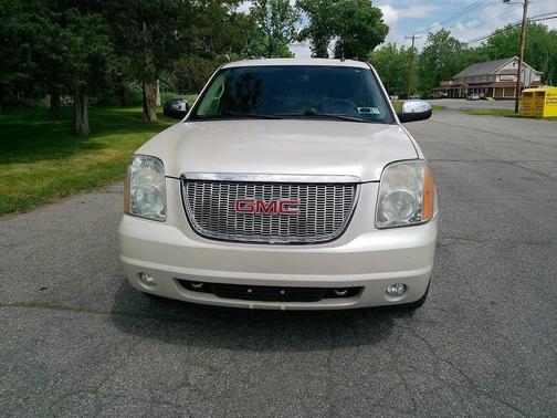 White 2009 GMC Yukon SLT1