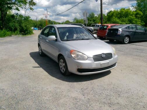 Platinum Silver 2009 Hyundai Accent SE