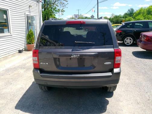 Granite Crystal Metallic Clearcoat 2017 Jeep Patriot Latitude