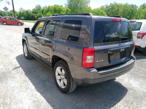 Granite Crystal Metallic Clearcoat 2017 Jeep Patriot Latitude