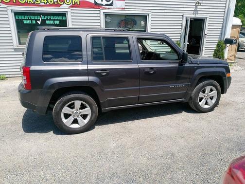 Granite Crystal Metallic Clearcoat 2017 Jeep Patriot Latitude