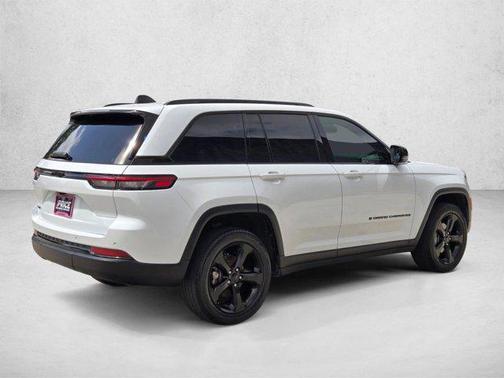 Bright White Clearcoat 2022 Jeep Grand Cherokee Altitude